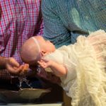 kleines Mädchen wird getauft