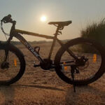 Fahrrad vor einem Sonnenaufgang