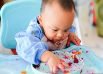 7 Monate alter Junge isst nach BLW Methode