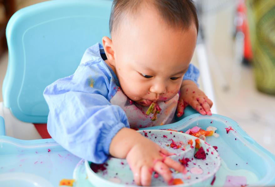 7 Monate alter Junge isst nach BLW Methode